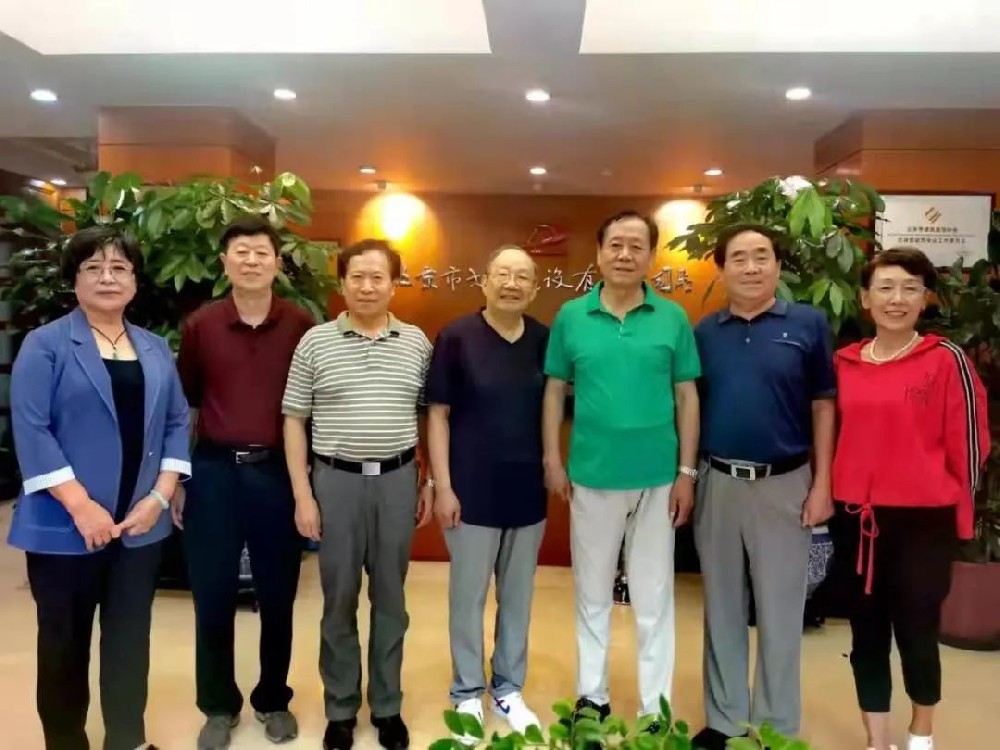 著名書法家王祥之和祥隸書法研究會走進大龍建設(shè)集團開展文化交流